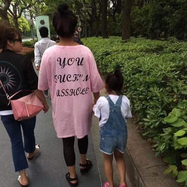 Эти китайцы даже не представляют, что написано на их одежде!-29 фото-