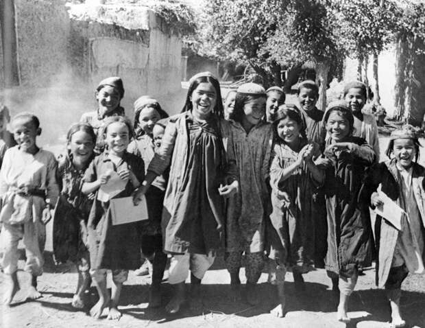 Школьники из Туркменистана в 1928 году.