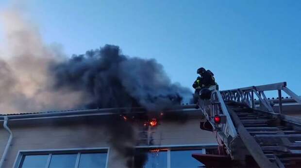 Школьный спортзал загорелся в Барнауле на площади 600 кв. м