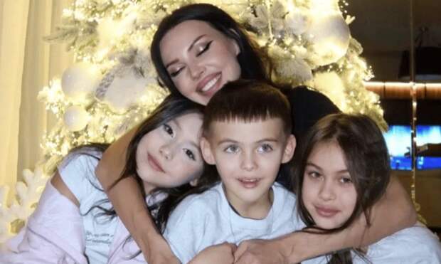 Оксана Самойлова без Джигана но с детьми, Ксения Бородина на вечеринке у бассейна: как звезды встретили Новый год