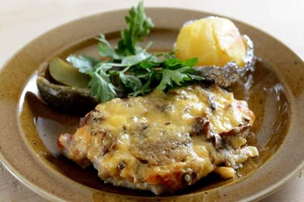 Отбивная с грибами и сыром