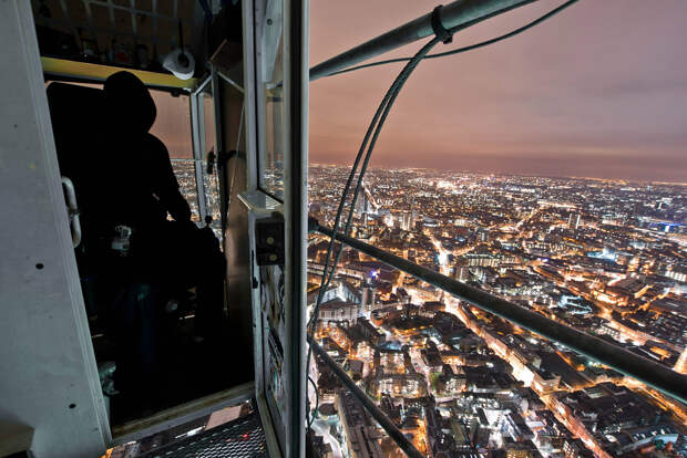 Наверху 25-этажного офисного центра The Shard («Осколок»), Южный Лондон, Великобритания Наверху 25-этажного офисного центра The Shard («Осколок»), Южный Лондон, Великобритания
