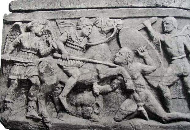 Италийский всадник поражает копьём галльского пехотинца. Рельеф этрусского саркофага из Кьюзи, III в. до н.э.