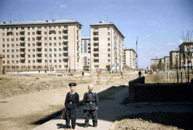 Советские школьники в Москве на фоне новостроек улицы Фотиева, 1958 год. история, ретро, фото