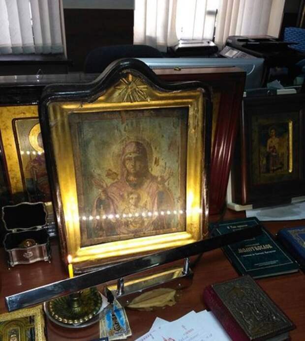 В Сочи стая дельфинов вытолкнула из моря икону Богородицы