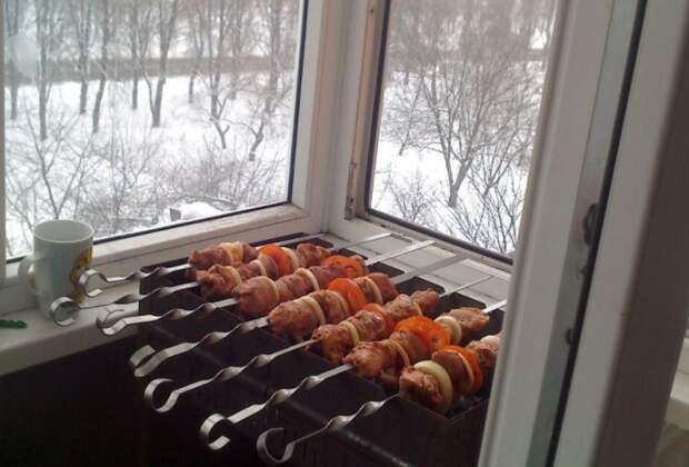 С 01.01.2021 года в России действует закон, согласно которому жарить барбекю на открытом пламени на балконе нельзя / Фото: cpykami.ru