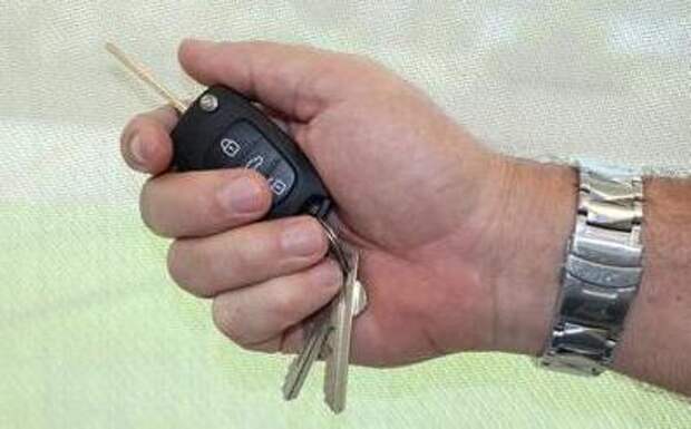 Берете в руку ключи, локоть опираете на подлокотник или на ручник, кисть с ключами остается "подвешенной"...
