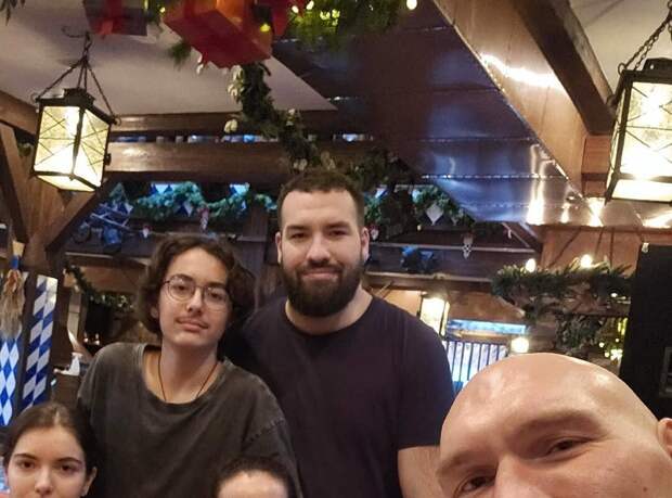 Бывший боксер Николай Валуев показал редкое фото с женой и тремя детьми