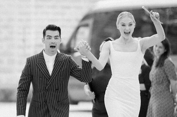 Софи Тернер и Джо Джонас поделились новыми фото со свадьбы в честь ее годовщины