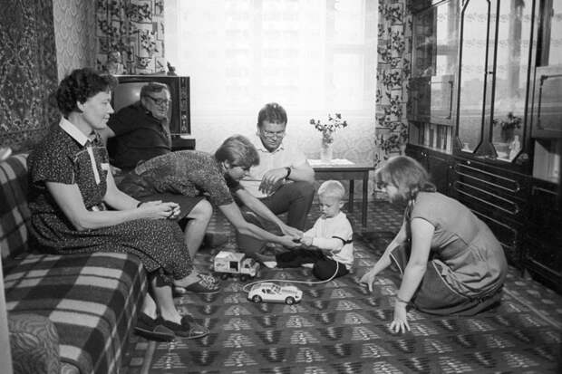 Много постановочных фотографий: как на самом деле выглядели жилые квартиры в СССР