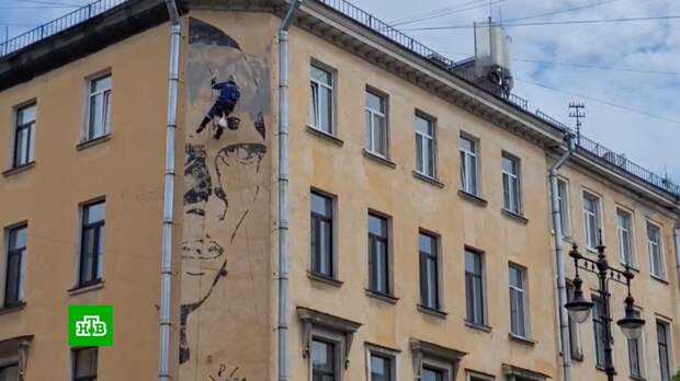 Хармс в новом свете: закончился многолетний спор вокруг граффити на доме писателя