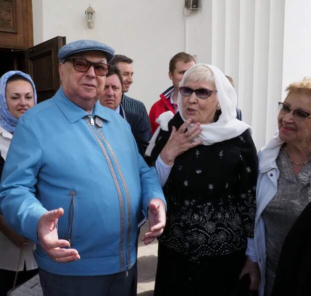 Советник Патриарха, депутат Госдумы Владимир Ресин общается с прихожанами храма Собора Московских Святых на Костромской улице