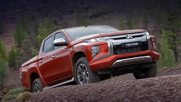 Mitsubishi l200,Mitsubishi triton. В отличие от Hyundai Santa Fe, узкая оптика здесь — действительно фары (опционально светодиодные) с интегрированными ходовыми огнями. Капот приподнялся на 10 см. Лицом пикап стал больше похож на кроссвэн Xpander, чем на Eclipse Cross.