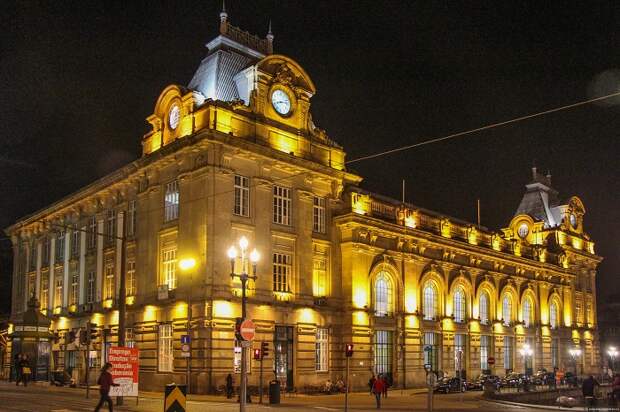 Знаменитый вокзал Сан-Бенту в Порту (Португалия)