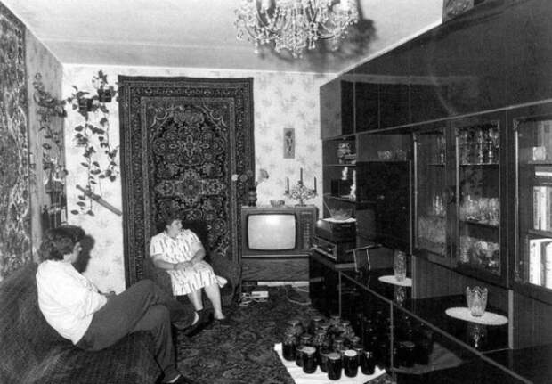 Много постановочных фотографий: как на самом деле выглядели жилые квартиры в СССР