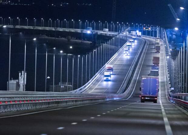 На днях открылось движение большегрузного транспорта по Крымскому мосту.Фото: Сергей Мальгавко/ТАСС