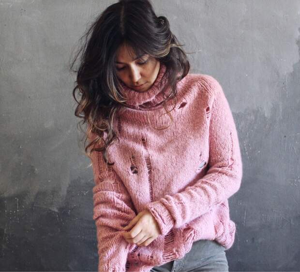 Розовый свитер с дырками. /Фото: cs2.livemaster.ru