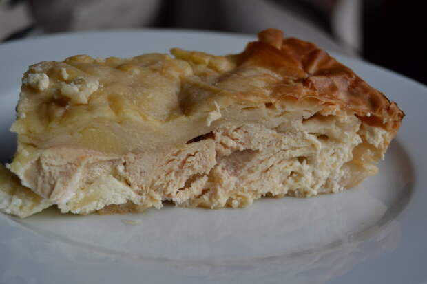Нежнейший «Закусочный пирог» из теста фило с курицей — очень простой и быстрый, при этом восхитительно-вкусный