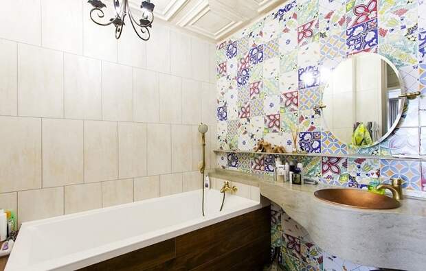 Яркая стена станет акцентом в ванной комнате. / Фото: Diyideas.ru