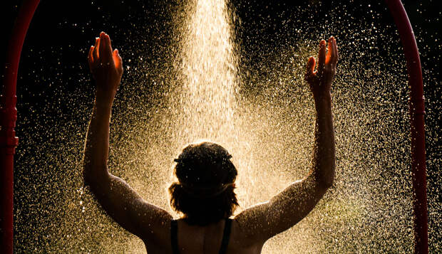 Темнота, вода и тишина: как «темный душ» стал новым способом высыпаться