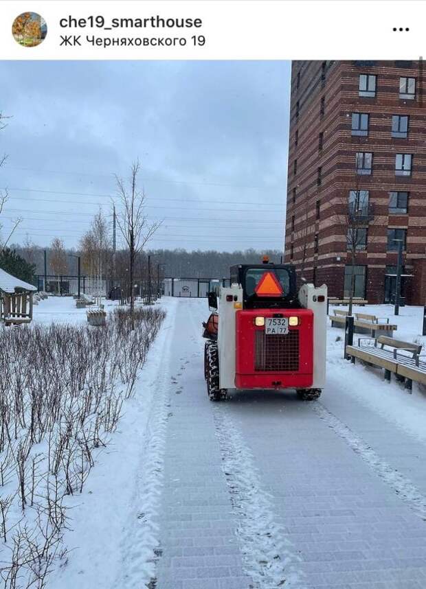 Фото дня: уборка снега во дворе на Черняховского