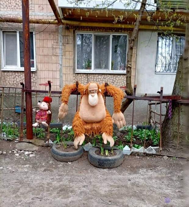 А как вам такой дворик в Донецке