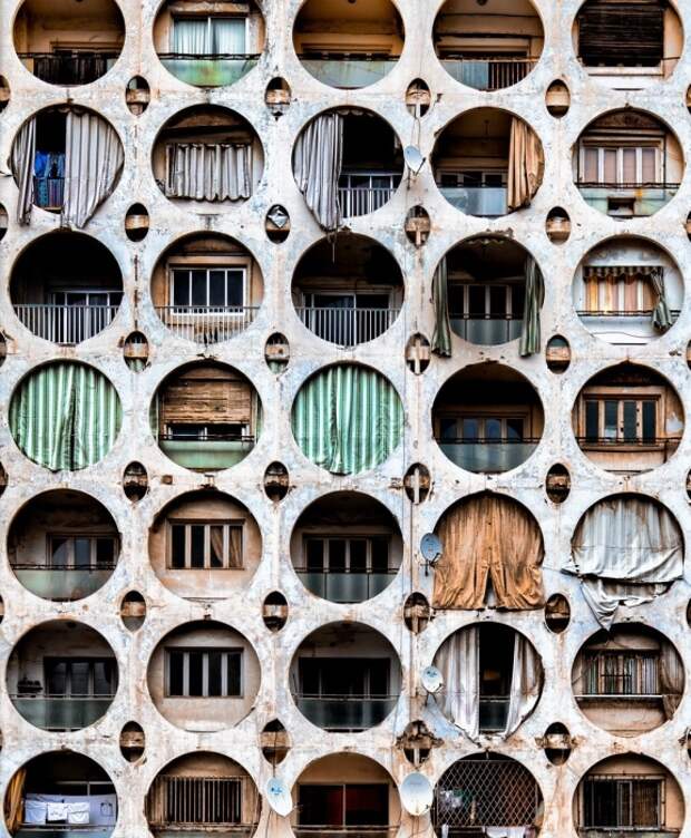 Еще до начала Второй гражданской войны в Бейруте перед балконами многоэтажек устанавливали различные ширмы (фотопроект «A Paradise Lost», Ливан). | Фото: mymodernmet.com/ © James Kerwin.