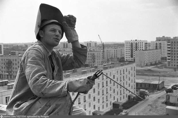 Фото дня: строительство домов на Полярной полвека назад
