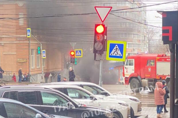 Легковушка загорелась на улице Октябрьской в Туле