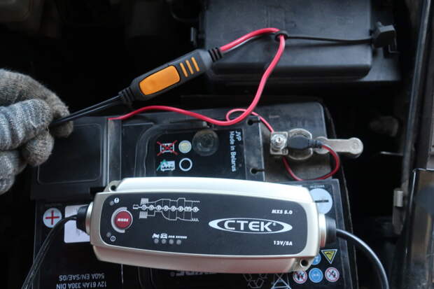 подключение зарядного устройства к аккумулятору при помощи адаптера