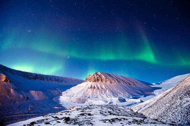 Svalbard, Норвегия. Aurora Borealis на фоне карьера