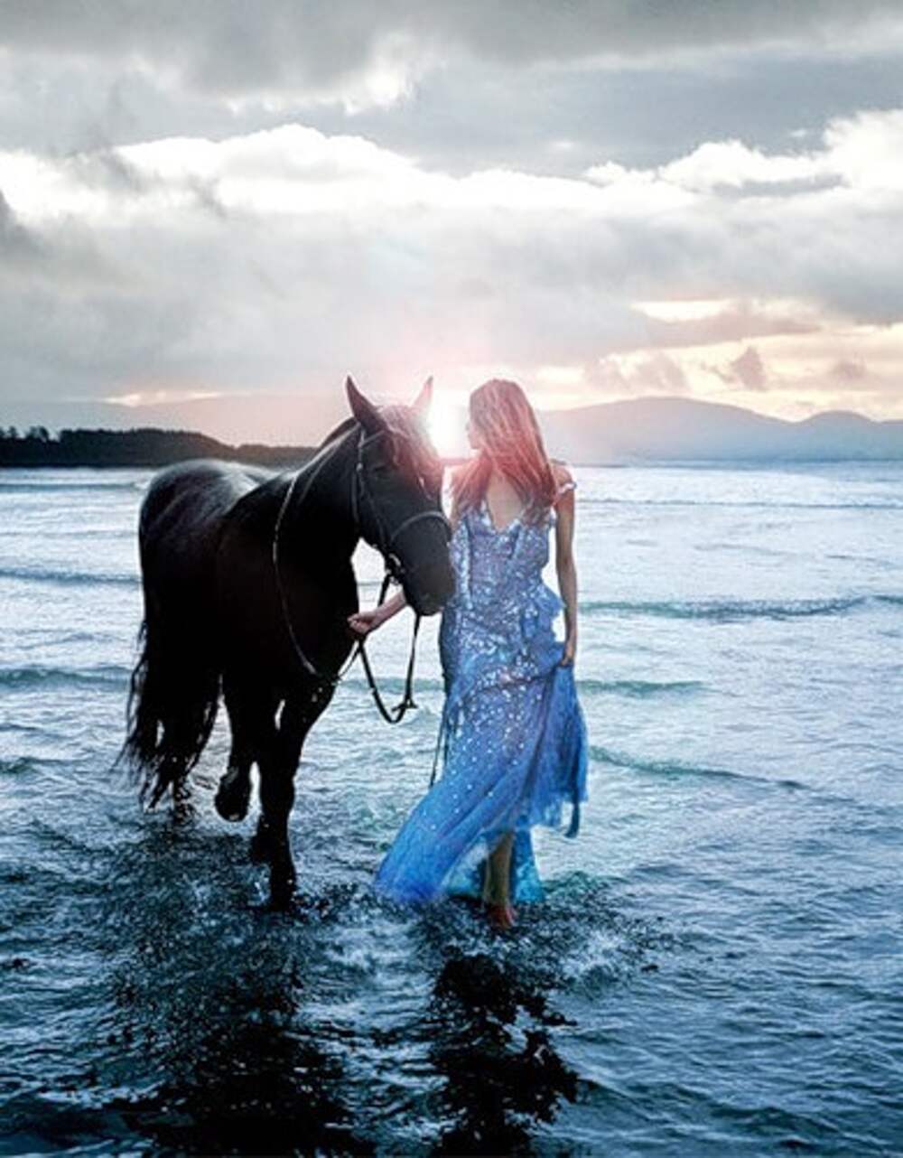 Девушка на коне на море