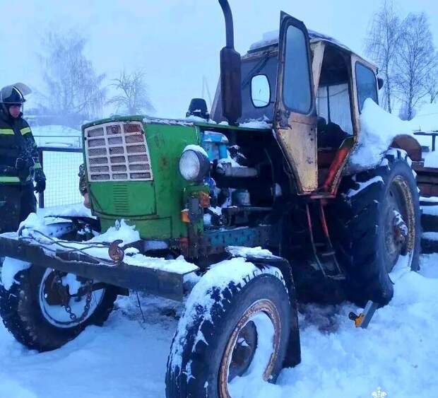 Последствия метели: на Смоленщине от высокой нагрузки загорелся снегоуборщик