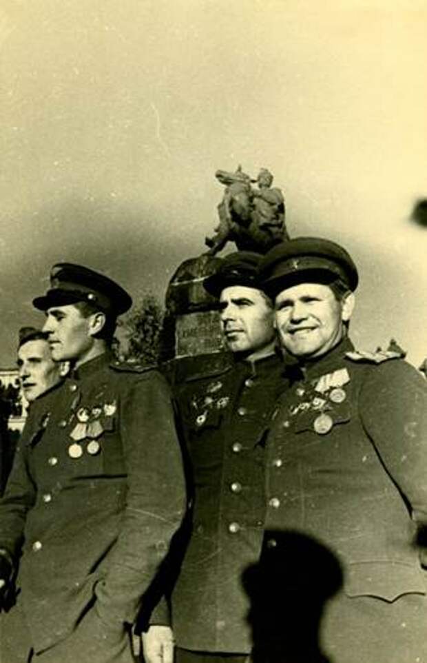 Возле Богдана. Советские офицеры в освобожденном Киеве, ноябрь 1943 г.