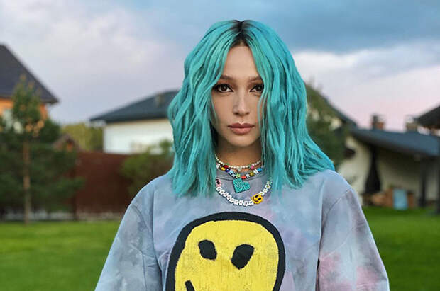 Настю Ивлееву раскритиковали за вождение "в нетрезвом виде". В ответ она показала средний палец