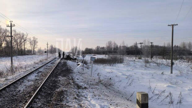 ПАИ: 4 человека погибли при столкновении поезда с Renault в Псковской области