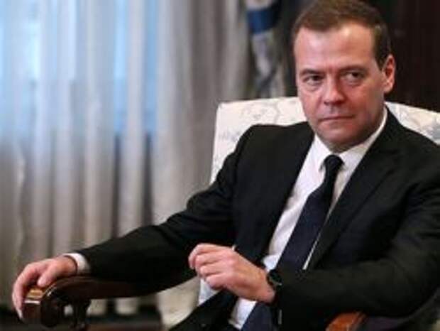 Медведев объяснил бедность россиян