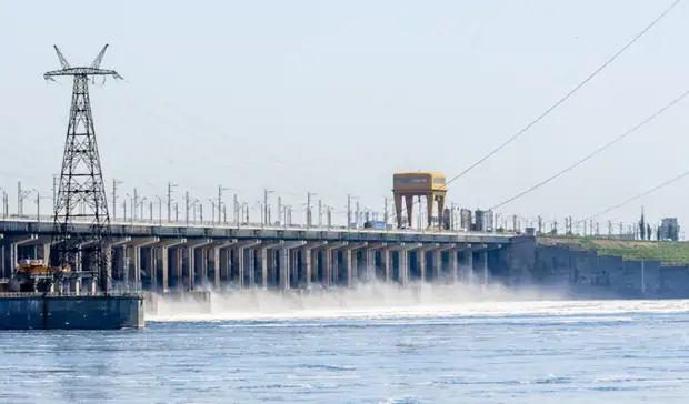 Волжская ГЭС открыла затворы водосливной плотины