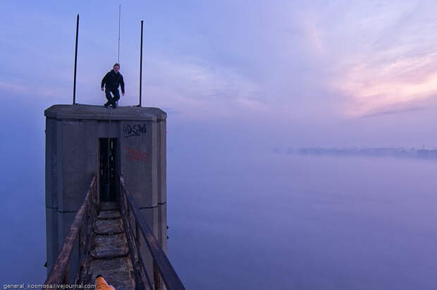 на высоте 136 метров bridge13 Туманный рассвет над Киевом на высоте 136 метров