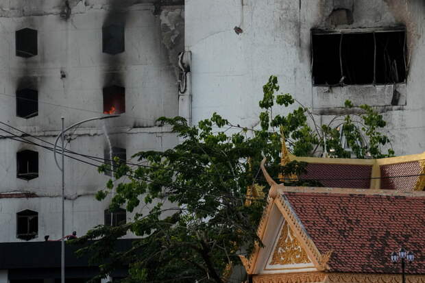 Пожар разбудил туристов семейного отеля на Бали и попал на видео