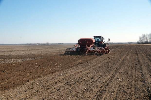 На полях Гиагинского района продолжается сев яровых культур 