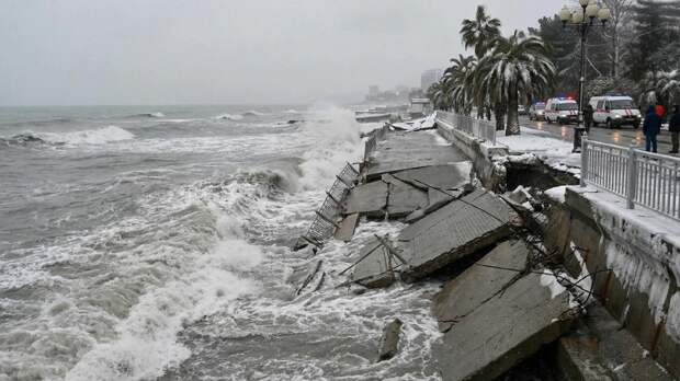 SHOT: сильный шторм разрушил набережную в Сочи