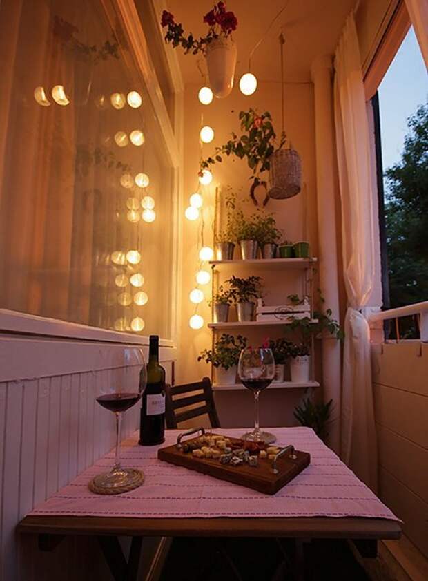 Миленький романтический уголок на балконе - это то что порадует глаз не один раз.