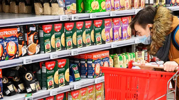 Пищевые технологи рассказали, сколько могут храниться гречка и сахар