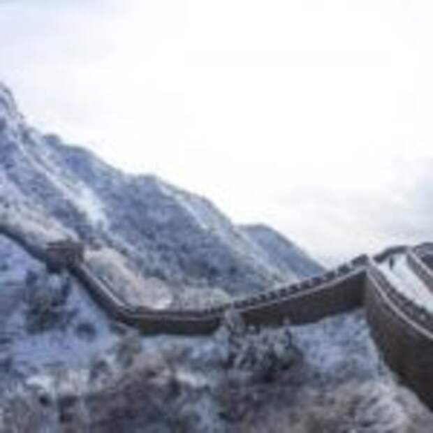 Обледеневшая Великая Китайская стена превратилась в опасный аттракцион для туристов