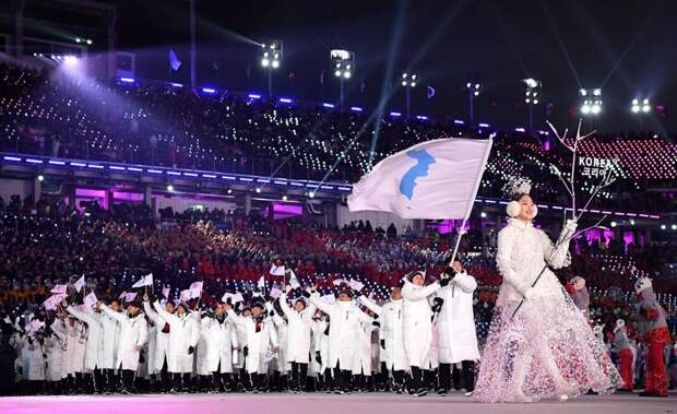 6. Олимпийские команды Северной Кореи и Южной Кореи входят вместе под объединенным корейским флагом. Церемония открытия Олимпиады, 9 февраля 2018, 2018 год, Buzzfeed, лучшие снимки, лучшие фото года, лучшие фотографии, фотографии, фотографии года