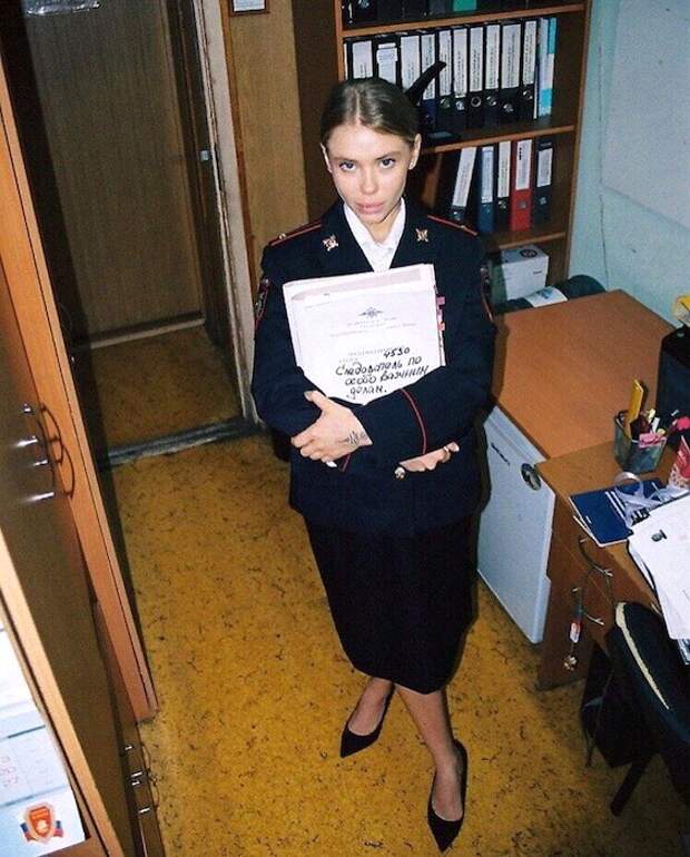 В полиции произошёл скандал из-за фото симпатичной девушки В полиции произошёл скандал из-за фото симпатичной девушки