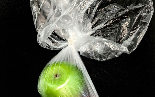 Как развязать тугой узел на пакете за 5 секунд: рабочий лайфхак