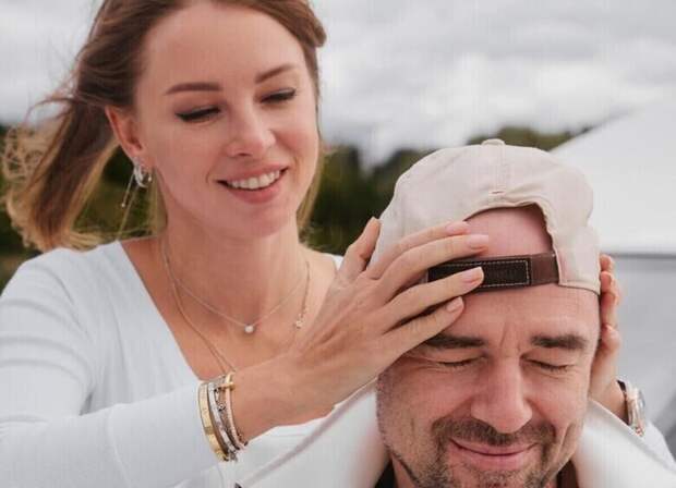 Диброва ответила на провокационный вопрос о свадьбе с Товстиком