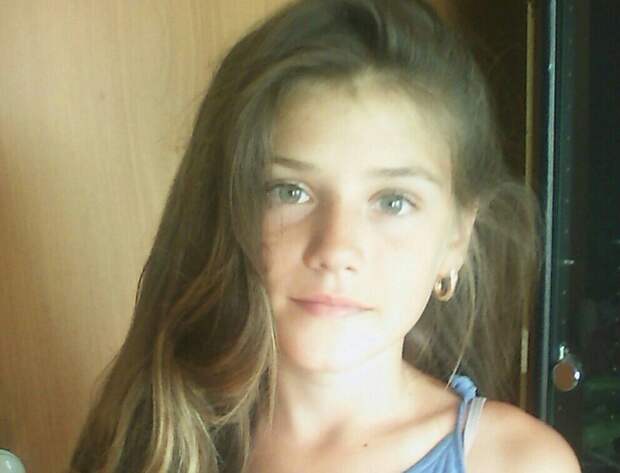 В Калининградской области 15-летняя школьница Ангелина Разинькова скончалась 21 февраля 2019 года в психиатрической больнице № 2 сразу после выписки из Детской областной больницы, передаёт klops.ru. Врачи ДОБ дали показания в суде, который будет принимать решение о наличии в случившемся вины медучреждения. Впервые плохо она себя почувствовала в январе 2019 года – стала жаловаться на боли в ногах, потом появилась слабость, сонливость, рвота. Проведённое на амбулаторном этапе обследование никакой патологии у девочки не выявило. 11 февраля текущего года Ангелине стало плохо – она едва не потеряла сознание на улице, в связи с чем была доставлена в гусевскую районную больницу, откуда спустя сутки была переведена в нейрохирургическое отделение Детской областной больницы с диагнозом “объёмное образование поясничной области”.